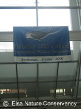 国際捕鯨委員会(IWC)の開催を告げる垂れ幕。アンカレッジ空港。