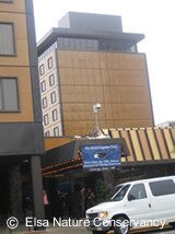 キャプテンクックホテルに掲げられたIWC会議開催を告げる垂れ幕。