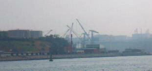昔の捕鯨基地「蔚山港」：工場にかこまれていて晴天でもスモッグでかすんでいる